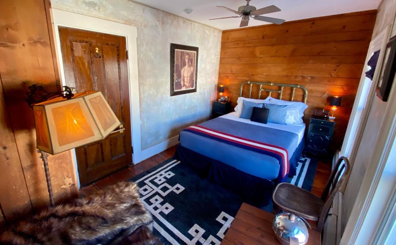 Crew'S Quarters Boarding House - Caters To Men Hotel Провинстаун Екстериор снимка