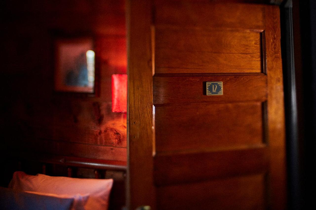 Crew'S Quarters Boarding House - Caters To Men Hotel Провинстаун Екстериор снимка