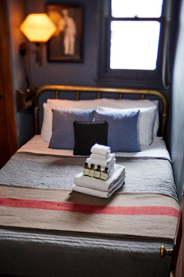 Crew'S Quarters Boarding House - Caters To Men Hotel Провинстаун Екстериор снимка