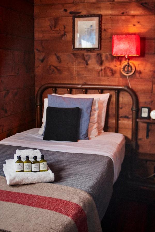 Crew'S Quarters Boarding House - Caters To Men Hotel Провинстаун Екстериор снимка