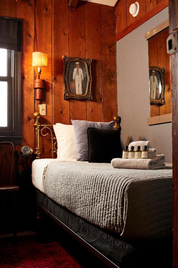 Crew'S Quarters Boarding House - Caters To Men Hotel Провинстаун Екстериор снимка