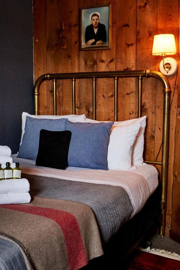 Crew'S Quarters Boarding House - Caters To Men Hotel Провинстаун Екстериор снимка