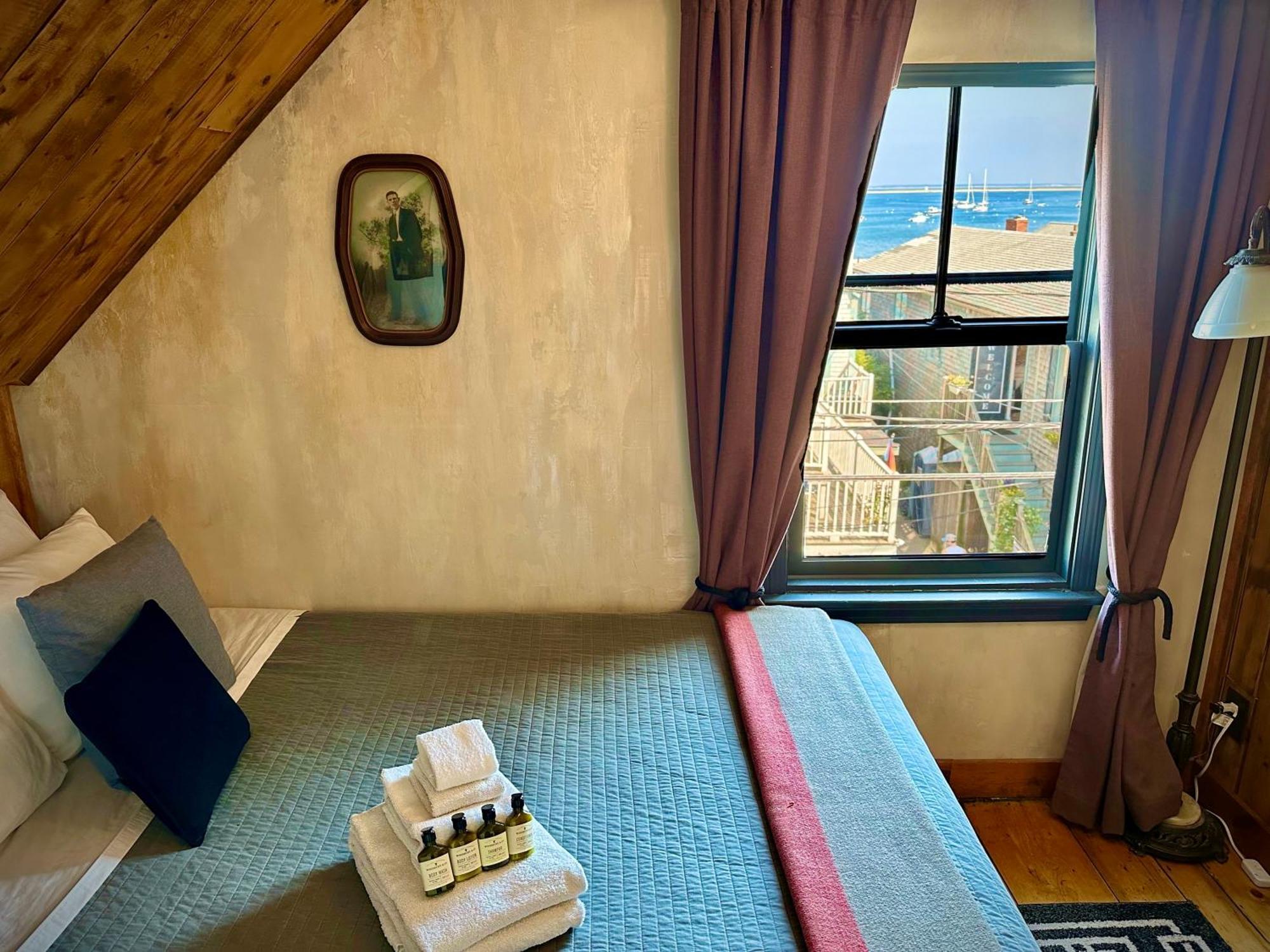 Crew'S Quarters Boarding House - Caters To Men Hotel Провинстаун Екстериор снимка